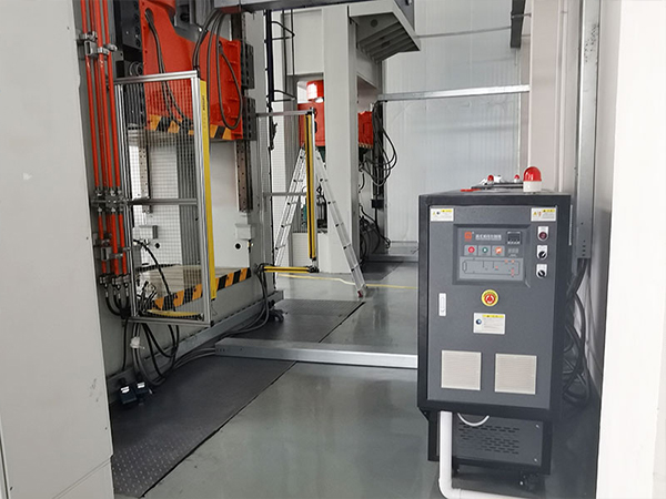 SMC復合材料模壓電池包殼體生產，選擇SMC模溫機