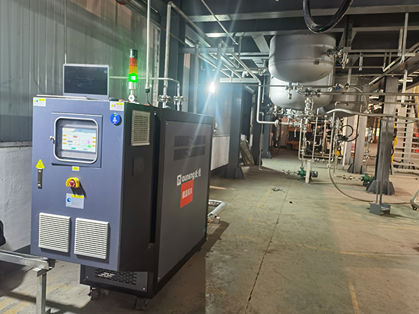 化工原料不銹鋼反應(yīng)釜控溫模溫機(jī) 化工原料不銹鋼反應(yīng)釜控溫模溫機(jī)