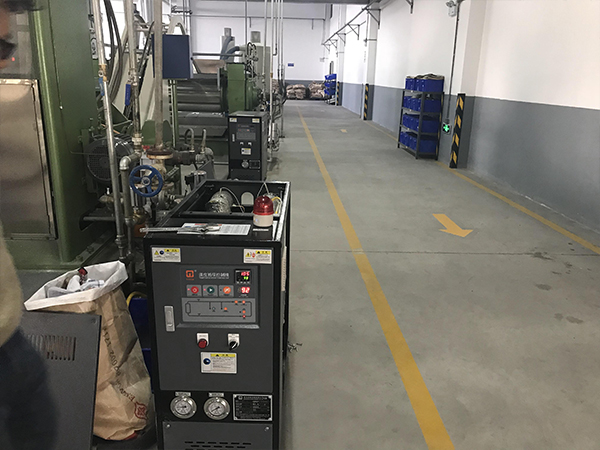 成型塑料模溫機助力擠出壓板制造，創新塑料片材生產技術